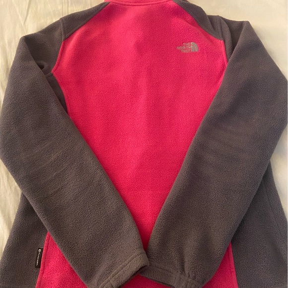 The North Face Women’s Fleece Pink & Gray sweater. - Picture 6 of 9